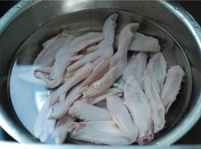 鸭爪、鸭中翅冷水浸泡半小时， 同时给中翅拔毛，家里有眉夹的可以拿来用了