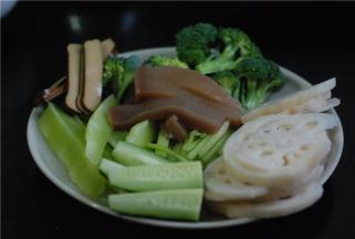 准备好干锅需要的食材，这个完全根据自己的口味来搭配，我这备了莴笋、魔芋、鸡蛋干、藕、黄瓜、西兰花、芹菜，都切成条状