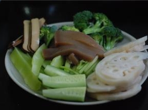 准备好干锅需要的食材，这个完全根据自己的口味来搭配，我这备了莴笋、魔芋、鸡蛋干、藕、黄瓜、西兰花、芹菜，都切成条状