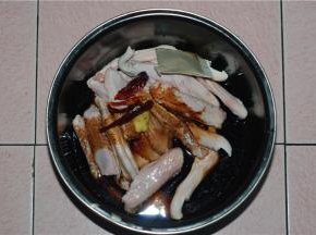 把浸好的鸭主料放进电饭煲内胆里，放老抽、料酒、姜块（拍碎）、一包卤料（王守义）、干辣椒、盐、鸡精适量，拌匀，按鸡鸭模式，大概30分钟样子