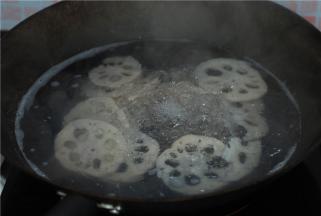 这个时间让我们来把蔬菜食材们在开水中焯一遍吧，藕和莴笋稍微难熟一点，除了鸡蛋干、黄瓜不用过水外，其外都在开水里煮至7、8分熟