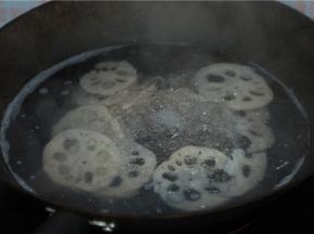 这个时间让我们来把蔬菜食材们在开水中焯一遍吧，藕和莴笋稍微难熟一点，除了鸡蛋干、黄瓜不用过水外，其外都在开水里煮至7、8分熟