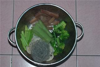焯过水的食材沥干水分备用