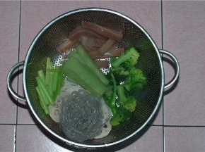 焯过水的食材沥干水分备用