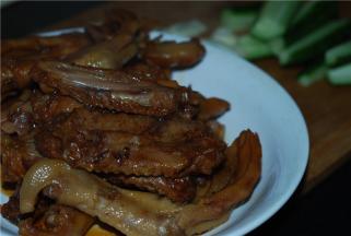 半小时后鸭爪爪们已经可以出锅啦，这时已经可以吃了，卤鸭爪就是这样的，偷吃一个，好入味，锅里的卤水不要倒掉，后面有用