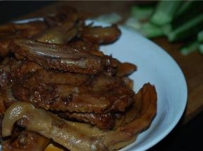 半小时后鸭爪爪们已经可以出锅啦，这时已经可以吃了，卤鸭爪就是这样的，偷吃一个，好入味，锅里的卤水不要倒掉，后面有用