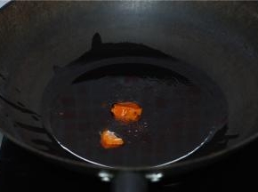 锅中放食用油，加一点四川的火锅牛油，很辣，我只放了一点点，