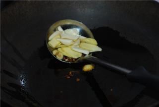 油热七八成熟转小火放姜、蒜、花椒煸香