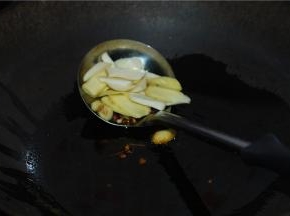 油热七八成熟转小火放姜、蒜、花椒煸香