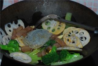 接着倒去全部辅菜进去翻炒，放适量生抽、盐，