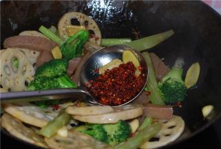 放半勺辣椒面翻炒均匀