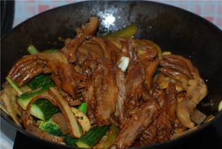 最后放鸭爪爪翻炒一下，加两勺卤水焖三分钟，大火收汁