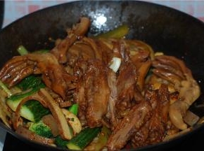 最后放鸭爪爪翻炒一下，加两勺卤水焖三分钟，大火收汁