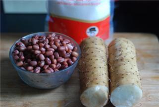 红豆提前一天泡好，山药洗净，白糖适量