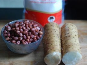 红豆提前一天泡好，山药洗净，白糖适量