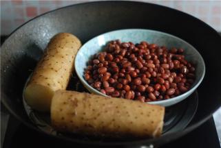 食材放锅里蒸，小火慢蒸