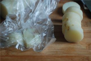 炒锅蒸太慢了，后来转到电饭煲去蒸，山药稍微放凉后切成小块，家里没有料理机没法打成泥怎么办呢