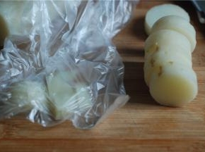 炒锅蒸太慢了，后来转到电饭煲去蒸，山药稍微放凉后切成小块，家里没有料理机没法打成泥怎么办呢