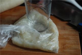 放在保鲜袋里，用硬物敲击，力度小点，否则容易把保鲜袋弄破，