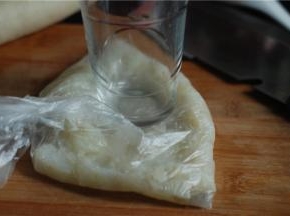 放在保鲜袋里，用硬物敲击，力度小点，否则容易把保鲜袋弄破，