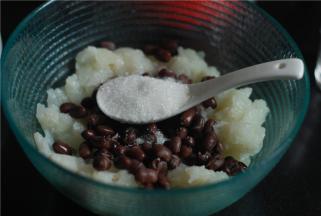 山药捣碎后跟红豆放一起，加适量白糖，搅拌均匀