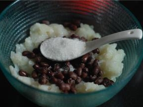 山药捣碎后跟红豆放一起，加适量白糖，搅拌均匀