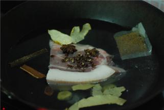 带皮猪肉冷水下锅，加入花椒、姜片、橘皮、桂皮、香叶、八角、卤料一包（可放可不放）