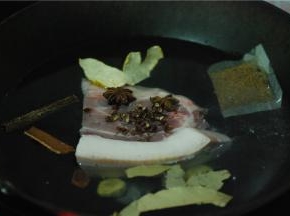 带皮猪肉冷水下锅，加入花椒、姜片、橘皮、桂皮、香叶、八角、卤料一包（可放可不放）