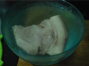 水开后煮15分钟，猪肉捞出放冰水里浸一浸