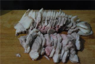 待猪肉稍凉一些，从水里捞出，可用厨房用纸吸干表面的水，或者甩一甩也可以，以免炒的时候爆得厉害。猪肉切薄片，尽量切薄