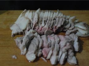 待猪肉稍凉一些，从水里捞出，可用厨房用纸吸干表面的水，或者甩一甩也可以，以免炒的时候爆得厉害。猪肉切薄片，尽量切薄