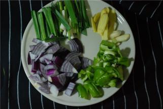 配料备好，姜蒜切片，青蒜切段，洋葱、青椒切块