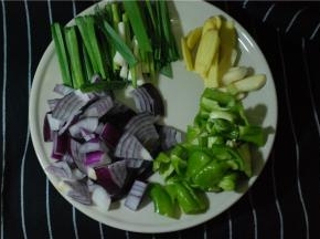配料备好，姜蒜切片，青蒜切段，洋葱、青椒切块