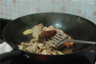加入一勺豆瓣酱翻炒上色，这时可加点白酒、生抽、白糖调味