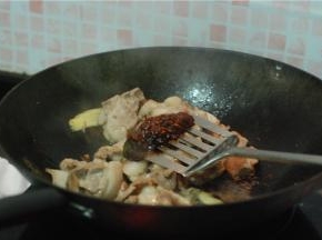 加入一勺豆瓣酱翻炒上色，这时可加点白酒、生抽、白糖调味