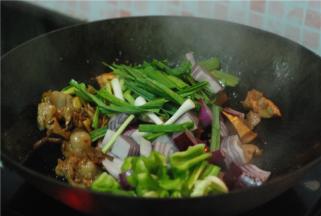 最后放青蒜、洋葱、青椒翻炒断生，加少许盐、鸡精调味，