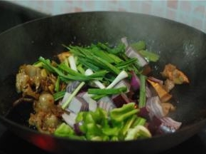 最后放青蒜、洋葱、青椒翻炒断生，加少许盐、鸡精调味，