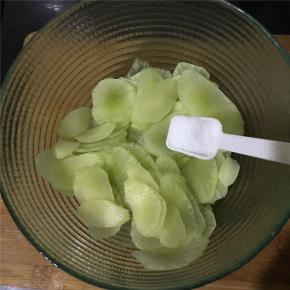然后加适量的盐腌一下莴笋，十分钟后倒出盐水，用清水过一遍免得太咸，