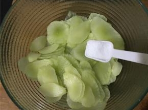 然后加适量的盐腌一下莴笋，十分钟后倒出盐水，用清水过一遍免得太咸，