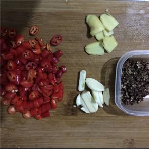 红辣椒切圈，姜蒜切片，花椒多一些，