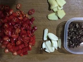 红辣椒切圈，姜蒜切片，花椒多一些，