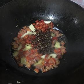 油热至7、8分熟倒进辣椒、姜蒜、花椒翻炒，