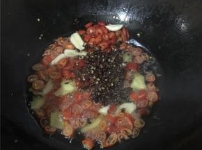 油热至7、8分熟倒进辣椒、姜蒜、花椒翻炒，