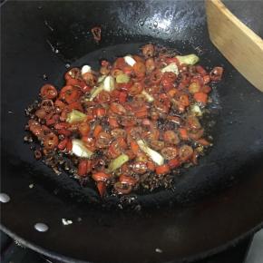 加一勺生抽、一勺花椒油，适量盐和鸡精