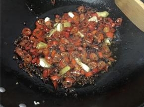 加一勺生抽、一勺花椒油，适量盐和鸡精