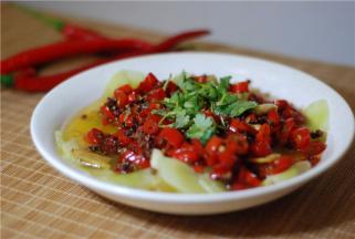 趁热把炒好红材料盖住莴笋，撒点香菜即可