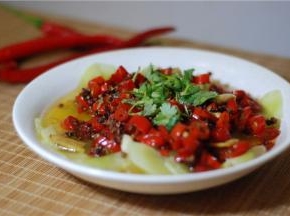 趁热把炒好红材料盖住莴笋，撒点香菜即可