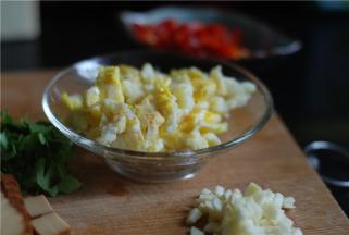 鸡蛋先炒散，撒了一丢丢盐，铲出备用