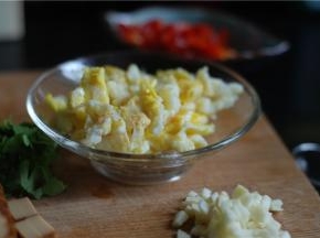 鸡蛋先炒散，撒了一丢丢盐，铲出备用