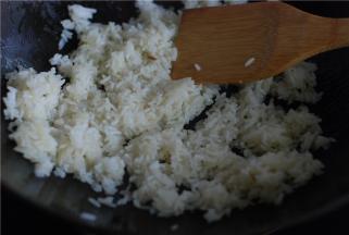 热锅倒少量油，把米饭倒进去翻炒，尽量把每一粒米都炒散